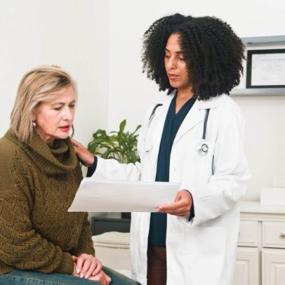 Anvisa aprova primeiro medicamento não hormonal para fogachos da menopausa