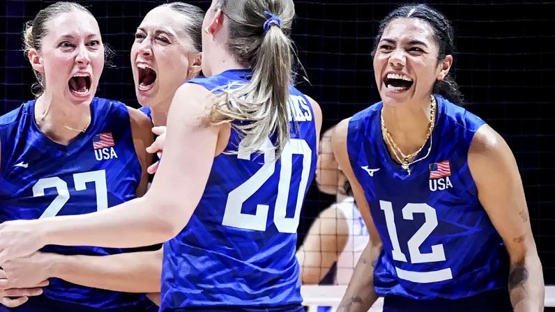 Atletas de vôlei dos Estados Unidos durante partida contra a França