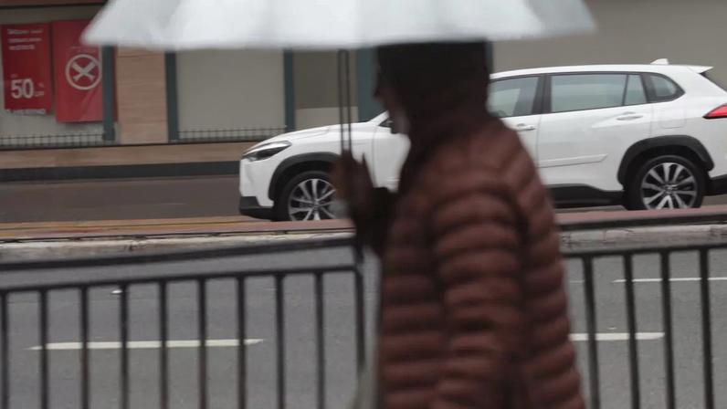 Pedestres enfrentam tarde de frio e garoa na Avenida Paulista, na região centro-sul da cidade de São Paulo (SP), na tarde desta segunda-feira, 15 de junho de 2026.