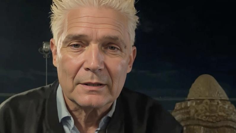 Ator de Goonies, Corey Feldman passa mal em voo e é levado ao hospital - Metrópoles