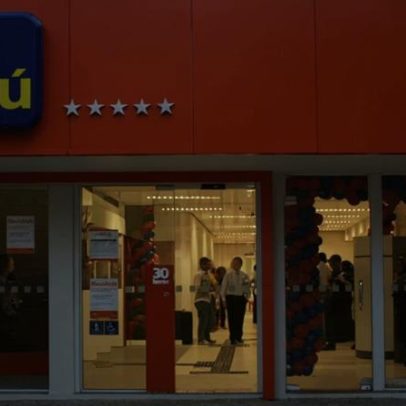 Fechamento de agência do Itaú em MG provoca longas filas sob o sol
