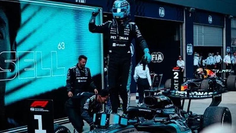 George Russell, piloto da Mercedes, comemorando a vitória GP da Áustria