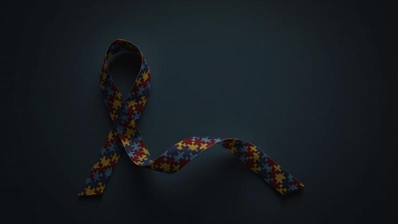 Foto colorida de fita com símbolos de quebra-cabeça em cum fundo azul - Metrópoles