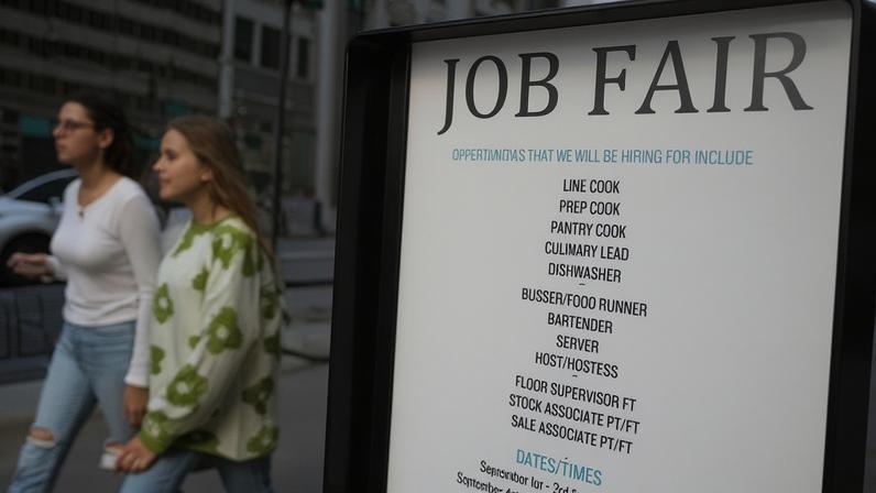 Placa anunciando feira de empregos na 5ª Avenida, em Nova York, em 3 de setembro de 2021