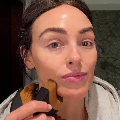 Escova facial promete reduzir inchaço do rosto, vale o hype?