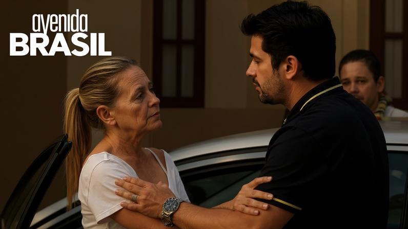 Avenida Brasil: Carminha faz drama, anuncia saída da mansão e consegue reconquistar Tufão