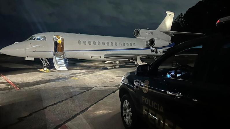 Foto colorida de avião de R$ 200 milhões de Vorcaro, dono do Master, apreendido pela PF