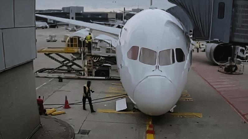 A parte da frente do avião atingiu o chão