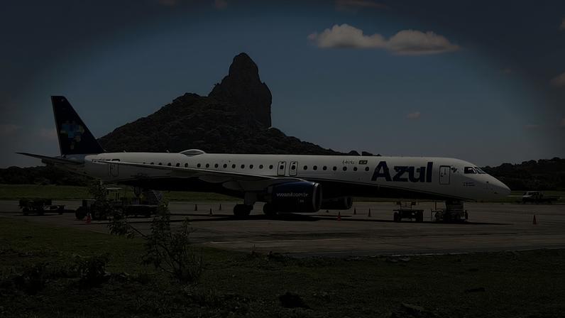 Avião da Azul no aeroporto de Fernando de Noronha (PE) — Foto: Ana Clara Marinho/g1