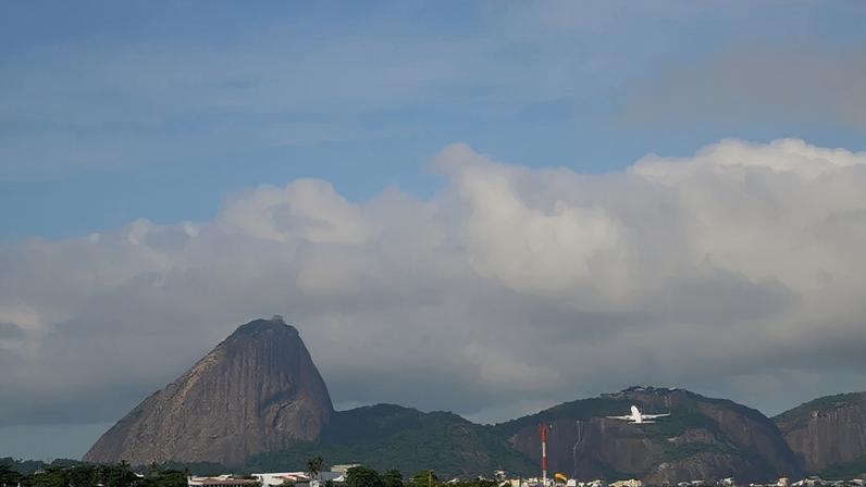 Na imagem, avião decola do aeroporto Santos Dumont