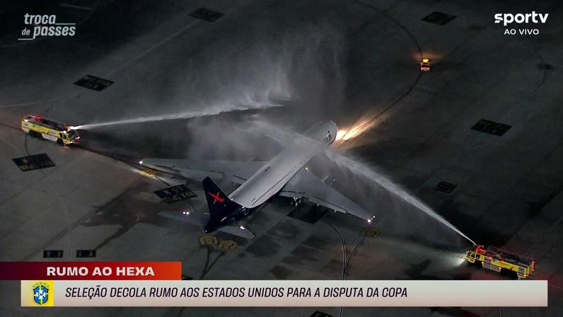 Avião da Seleção passa pelo tradicional "batismo", com jatos de água, antes de embarque para os EUA — Foto: Reprodução/Sportv