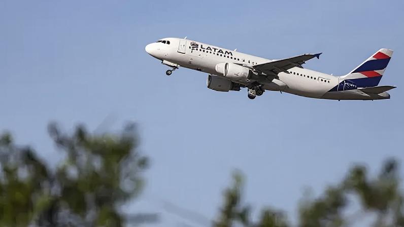 Avião da Latam decolando.