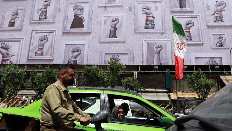 Propaganda do regime do Irã em Teerã, capital iraniana (Foto: ABEDIN TAHERKENAREH/EFE/EPA)