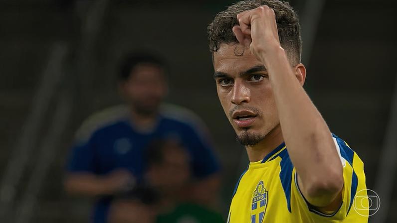 Yasin Ayari marcou o primeiro gol da Suécia contra a Tunísia — Foto: Bom Dia Brasil