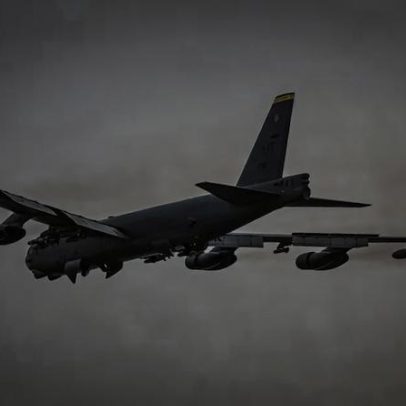 Bombardeiro americano cai após decolagem na Califórnia deixa oito desaparecidos