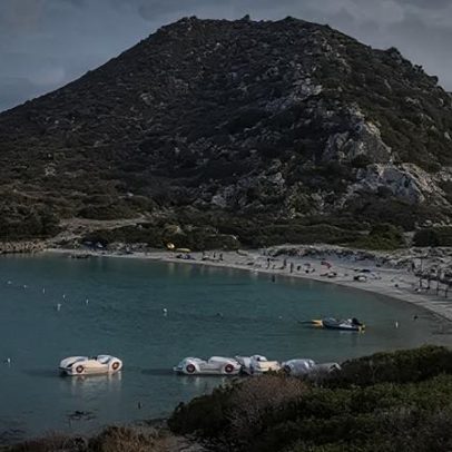 Praia da Sardenha proíbe guarda-sóis para pessoas de 10 a 65 anos