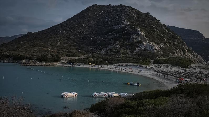 Praia da Sardenha proíbe guarda-sóis para pessoas de 10 a 65 anos