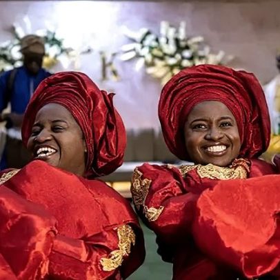 Gêmeos casam-se com gêmeos em casamento conjunto na Nigéria