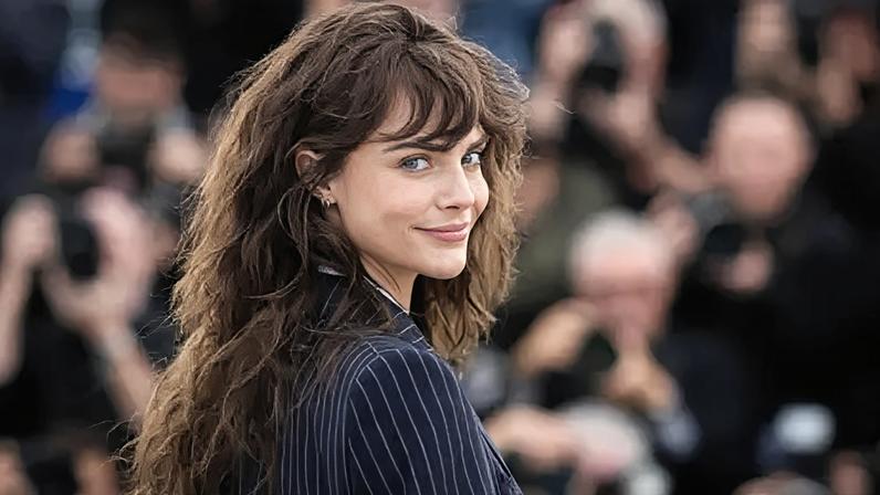 Cara Delevingne afirma que nova música foi inspirada pela sobriedade