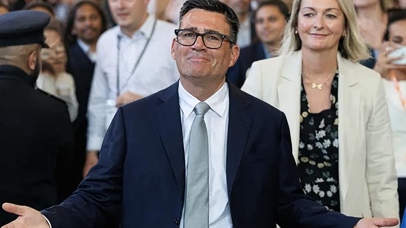 Labour: MPs avaliam desafio de liderança para impedir ascensão de Burnham