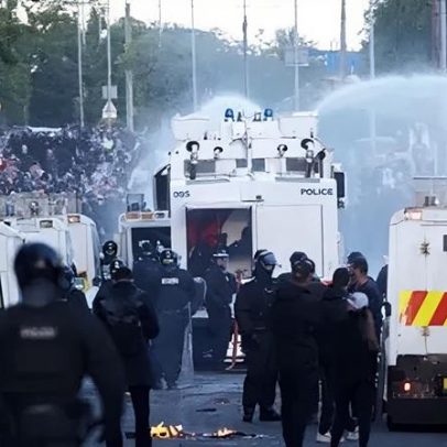 Cano de água é utilizado em novo tumulto após ataque com faca em Belfast