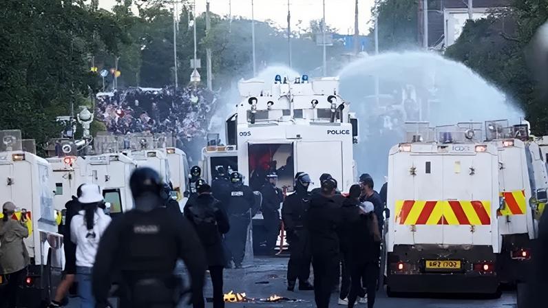 Cano de água é utilizado em novo tumulto após ataque com faca em Belfast