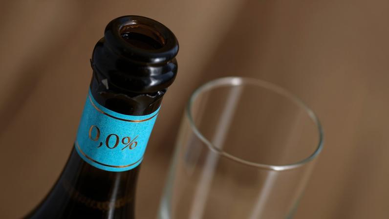 nolo drinks, zero alcohol wine bottle