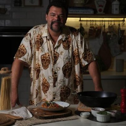Babu Santana ensina macarrão à putanesca inspirado no filme Estômago