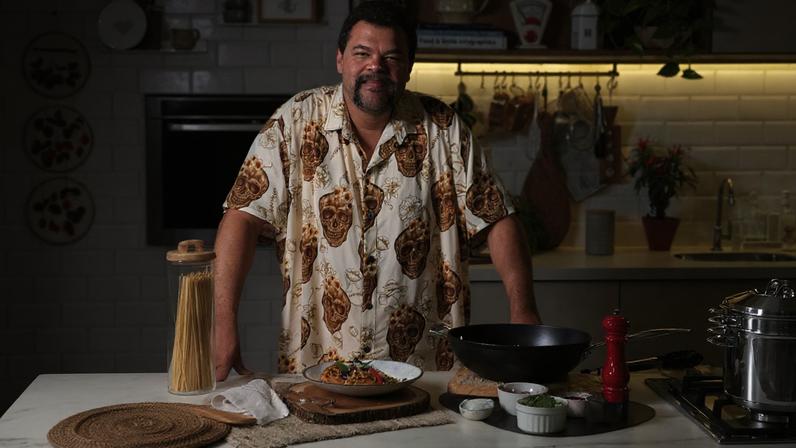 Babu Santana ensina receita de macarrão à putanesca, inspirada no filme 'Estômago' — Foto: Sonia Schneiders/Receitas