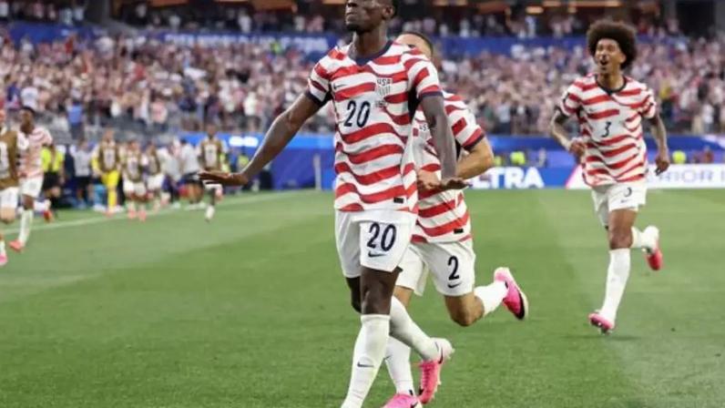 Balogun comemora gol na vitória dos EUA na estreia da Copa do Mundo