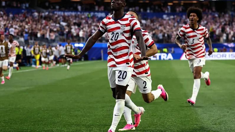 Balogun comemora gol na vitória dos EUA na estreia da Copa do Mundo