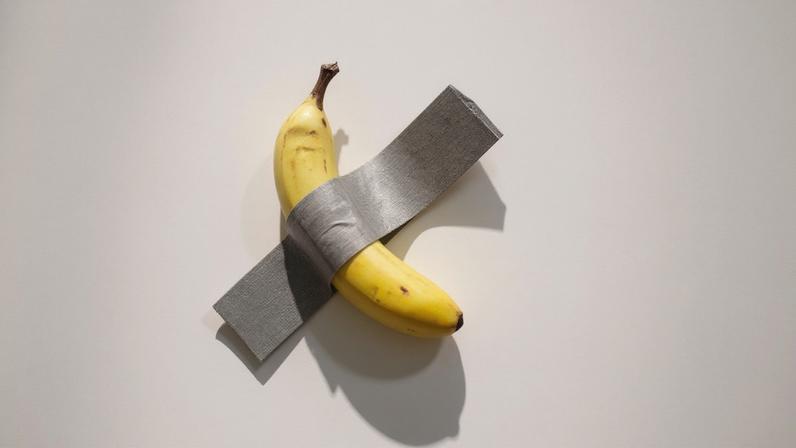 "Comedian" é uma obra de arte de Maurizio Cattelan afixada na parede de um museu com uma fita