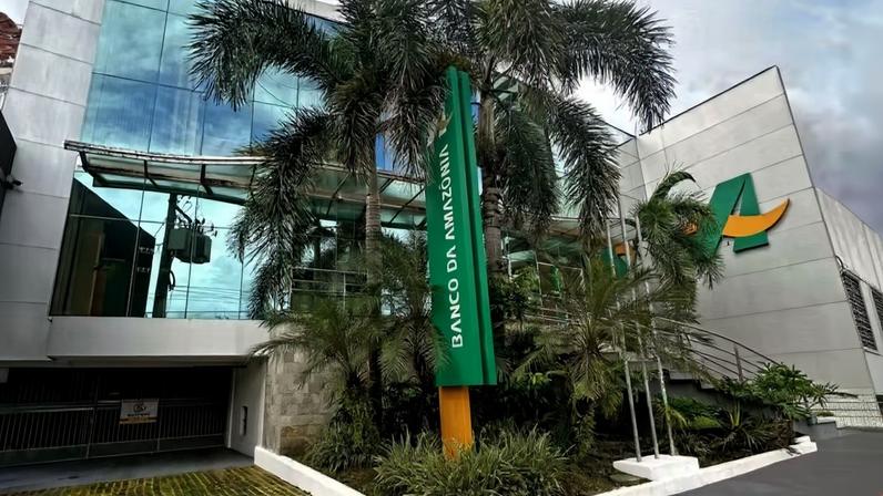 Agência do Banco da Amazônia tem o letreiro com o nome do banco e frente envidraçada.