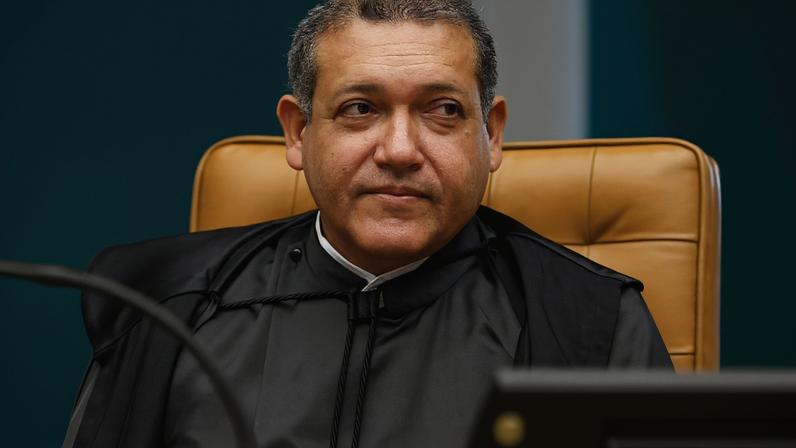 Ministro Nunes Marques durante sessão solene de posse no STF.