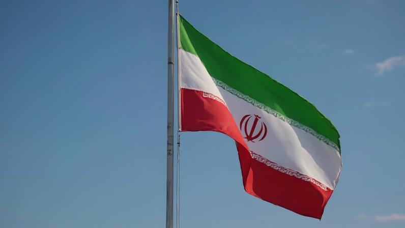 Na imagem, bandeira iraniana. A posição do Irã foi reforçada após o líder do Hezbollah, Naim Qassem, rejeitar uma proposta de cessar-fogo intermediada pelos Estados Unidos junto ao governo do Líbano