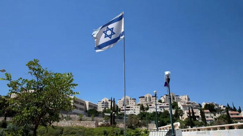 Bandeira de Israel em assentamento na Cisjordânia ocupada • 16/08/2020 REUTERS/Ronen Zvulun
