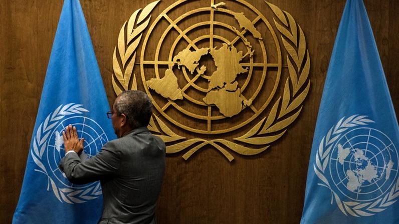 Negociações sobre uma convenção de cooperação fiscal internacional serão retomadas em agosto, em Nova York; na imagem, bandeiras da ONU sendo arrumadas
