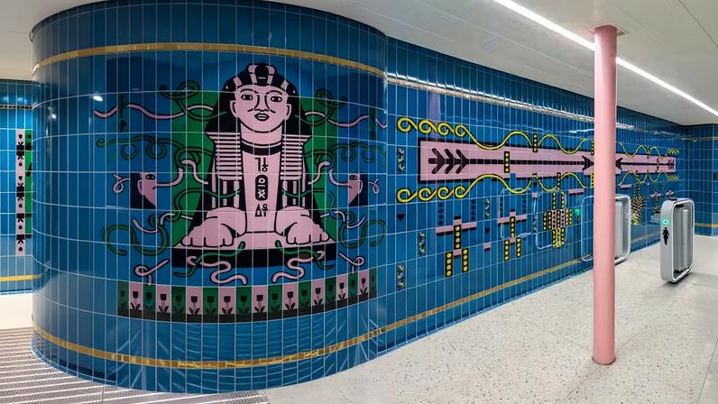 Banheiros públicos de Londres passam por reformas que incorporam azulejos ilustrados e referências históricas e locais, transformando espaços funcionais em ambientes que unem arte e arquitetura