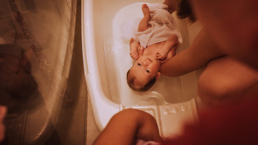 Banho no bebê na banheira — Foto: Andreas Resch/Pexels