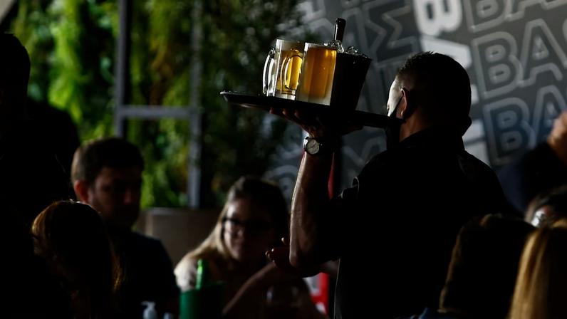 foto colorida de pessoas em bar