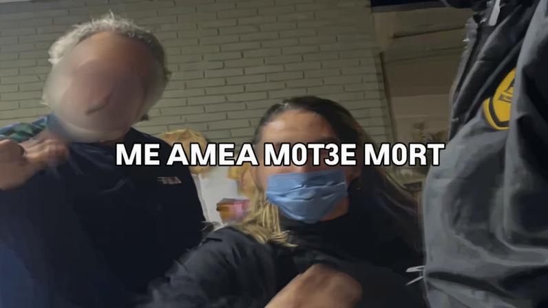 Após ter tido o carro batido por um casal que fugiu, Leo Botelho, conhecido como “barbeiro dos MCs”, foi agredido pelos autores do acidente - Metrópoles