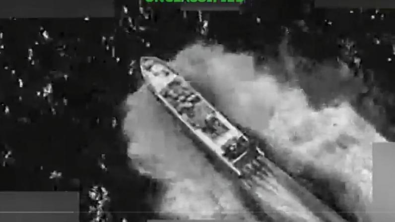 Barco no pacífico visto por uma cãmera