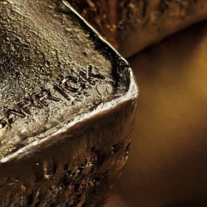 Ouro cai diante de temores inflacionários e juros altos
