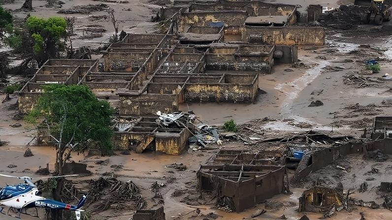 Área atingida pelo rompimento da barragem de Fundão, em Mariana; instituto entrou com representação criminal e disciplinar na OAB-MG contra escritório inglês