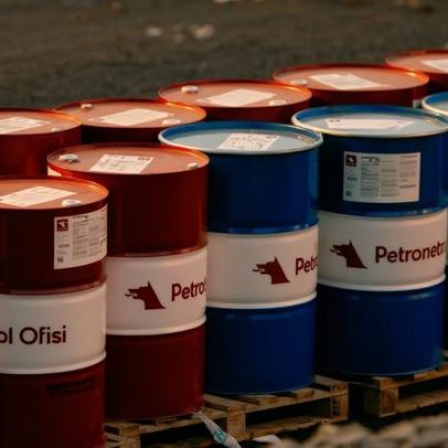 Petróleo sobe mais de 2% com tensões no Oriente Médio e estoques dos EUA caem