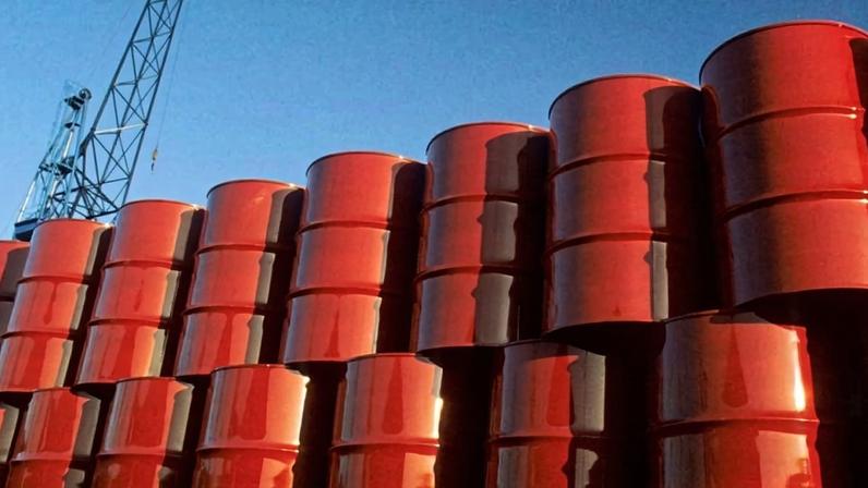imagem colorida com depósito de barris de petróleo