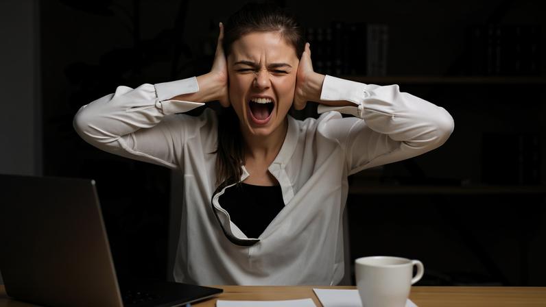 Muita gente acredita que a perturbação de sossego só acontece após as 22h, mas a legislação brasileira prevê que o barulho excessivo pode ser caracterizado como infração a qualquer hora do dia — Foto: Freepik/Creative Commons
