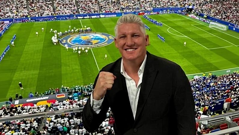 Bastian Schweinsteiger, ex-jogador alemão, foi acusado de racismo por comentários durante Alemanha x Costa do Marfim