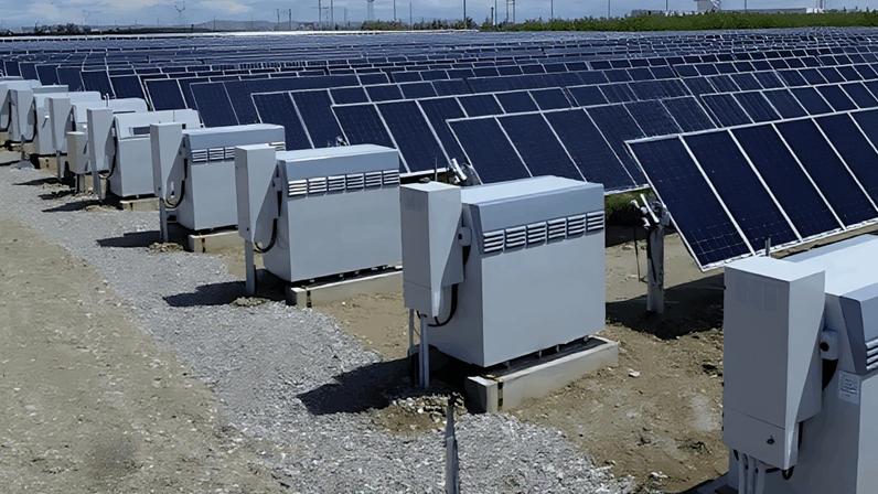 Usina solar; baterias ajudam a minimizar oscilações na geração de eletricidade por fontes intermitentes