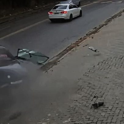 Homem esfaqueia ex-companheira após colisão e briga dentro do carro